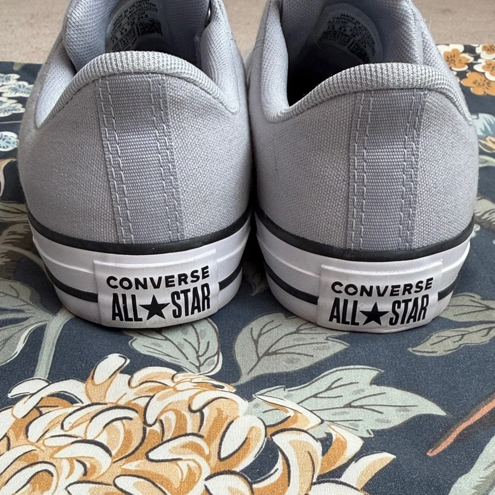 Converse women's Grey and Silver Sneakers size 7.5 - Picture 5 of 10